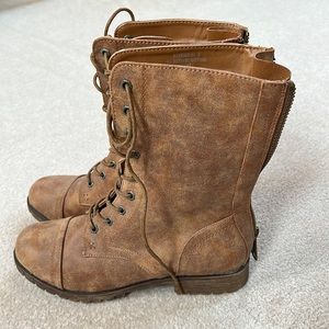 Combat boots with back zipper